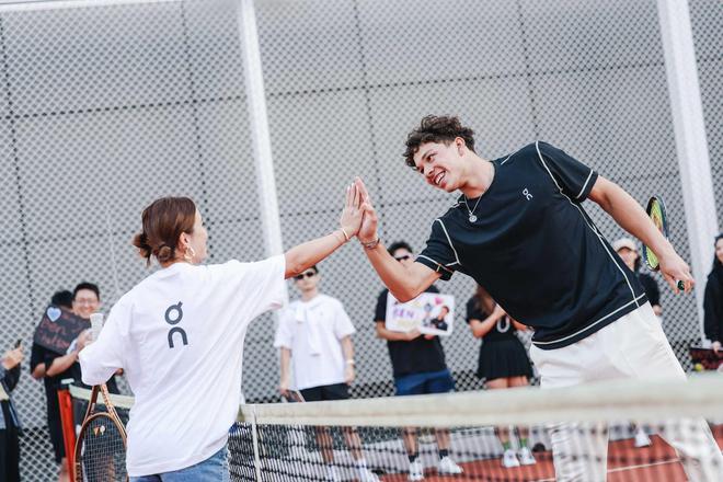 丹麦队的防 丹麦队的防